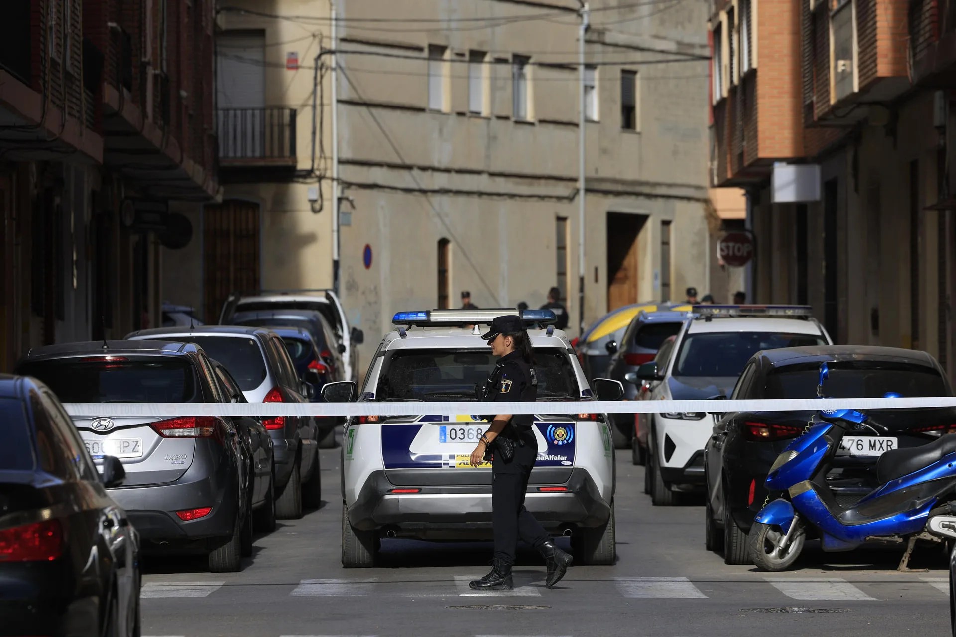Autoridades policiales interviniendo tras el tiroteo en Alfafar (Valencia).- EFE/Kai Försterling
