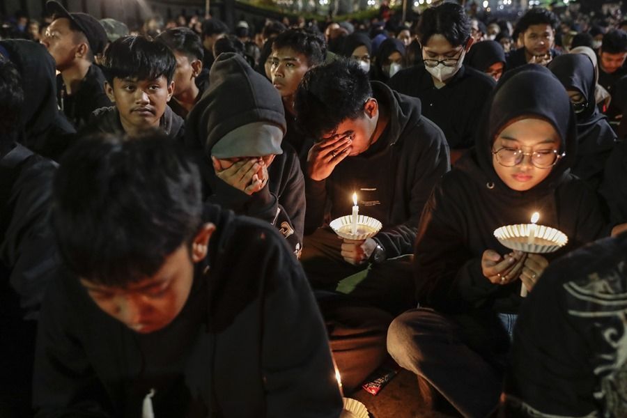 Cidadãos participam em oração em massa em Malag pelas vítimas dos incidentes do último sábado, na Indonésia
