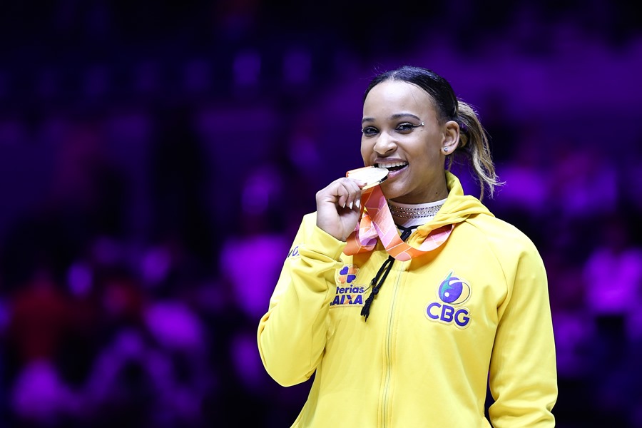 Rebeca Andrade posa com a medalha de ouro nesta quinta-feira. EFE/ADAM VAUGHAN