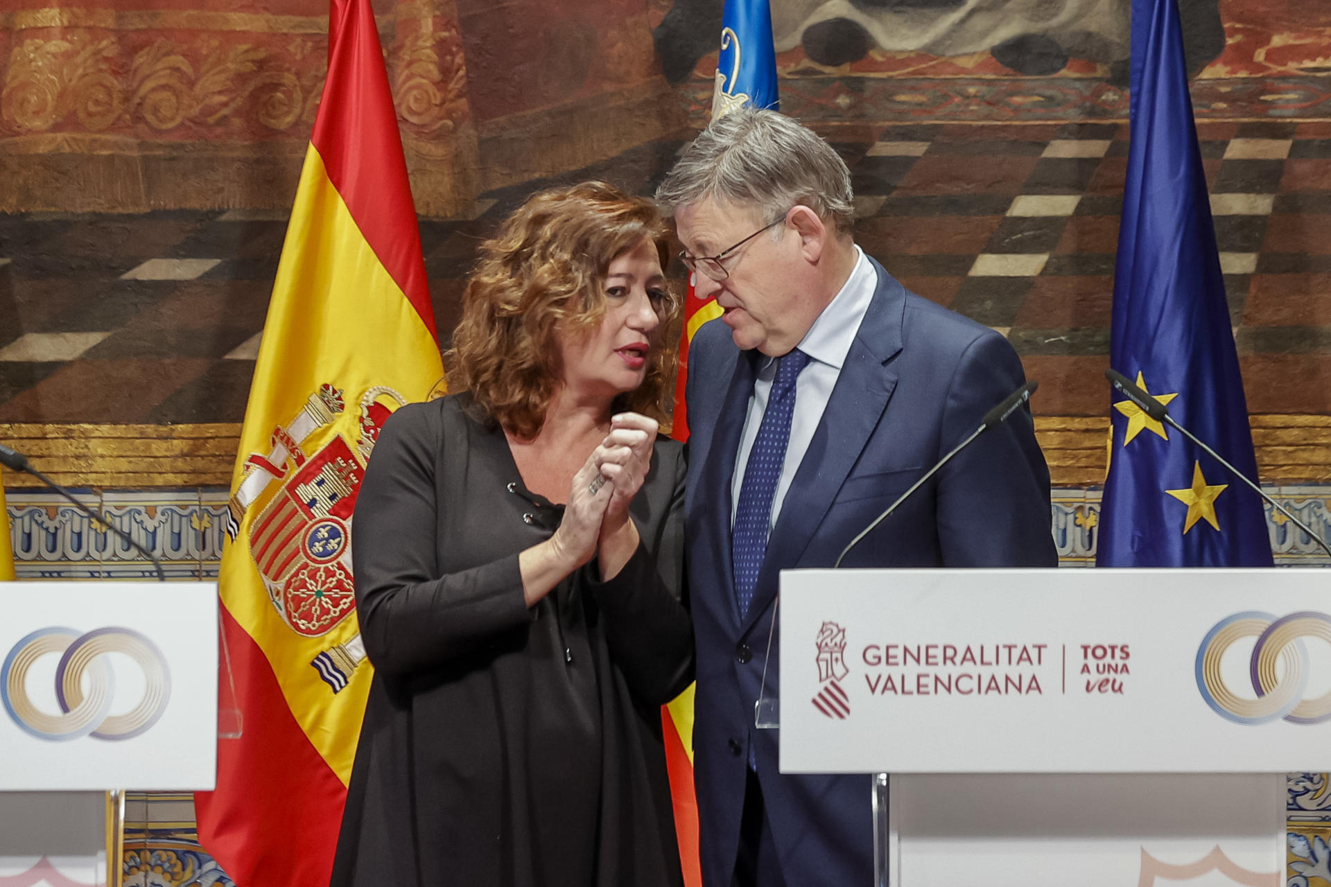 Los presidentes de los gobiernos valenciano y balear, Ximo Puig y Francina Armengol, clausuran la cumbre bilateral que durante dos días ha buscado fortalecer la colaboración mutua en asuntos como el diálogo social, la subida de precios, la sostenibilidad, la sanidad, los fondos europeos o la protección del Mediterráneo.EFE/ Manuel Bruque