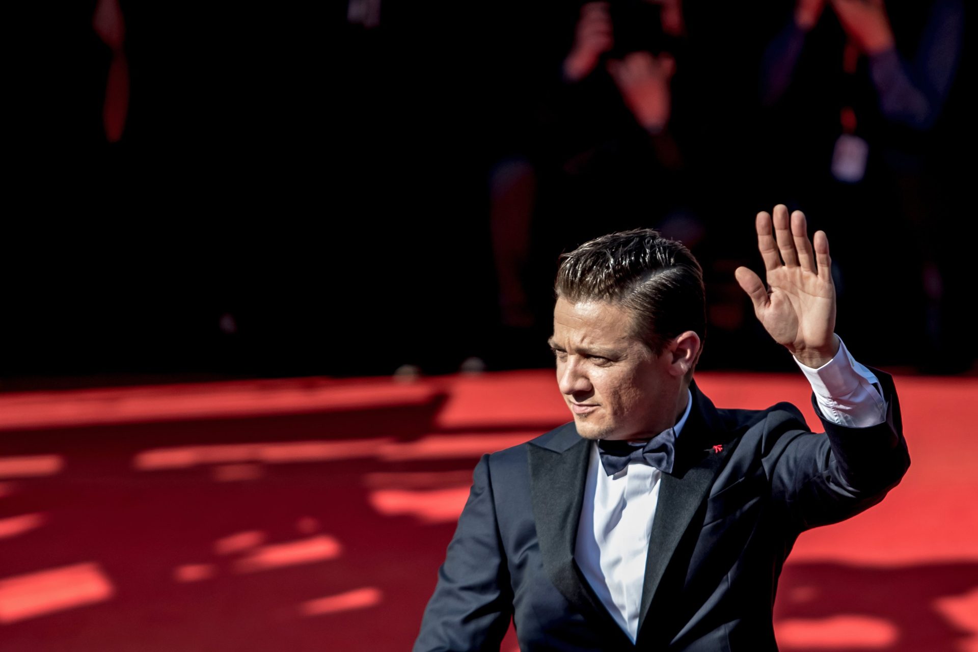 Jeremy Renner reaparece para dar las gracias a sus fans tras su accidente