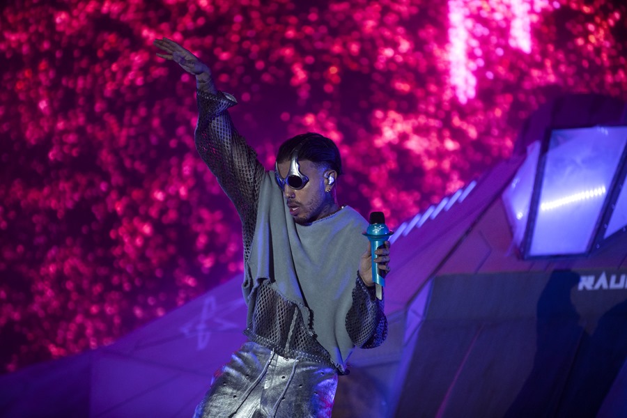 Rauw Alejandro durante el concierto en Santo Domingo.