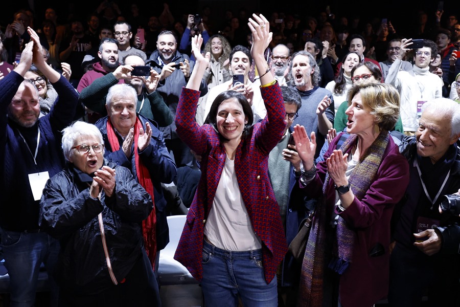 Elly Schlein (C), secretaria electa del Partido Demócrata, celebra su victoria en las primarias del partido, en la sede de su comité electoral.