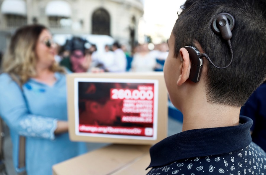 Un acto ante el Congreso de Diputados para pedir que los implantes cocleares y los audífonos sean accesibles para todo el mundo que lo necesite.