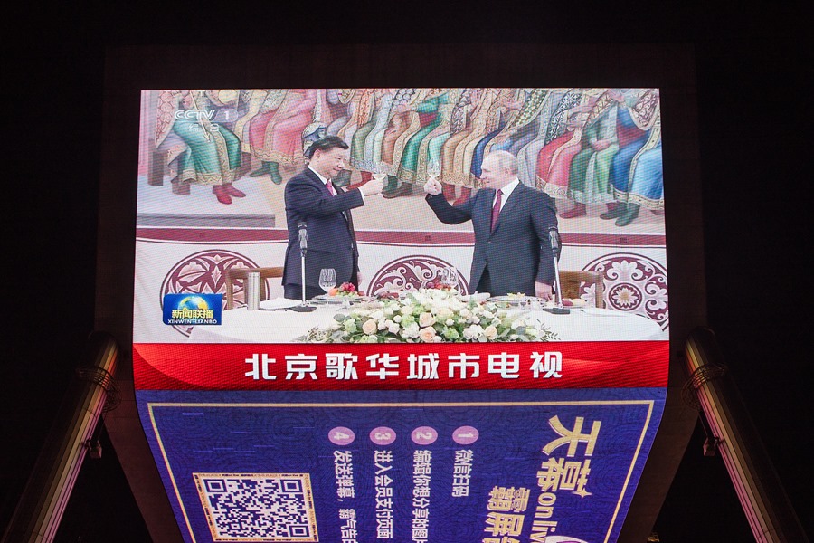 Una pantalla muestra al presidente chino, Xi Jinping, en un brindis con el presidente ruso, Vladimir Putin, durante su reciente encuentro en Moscú. E