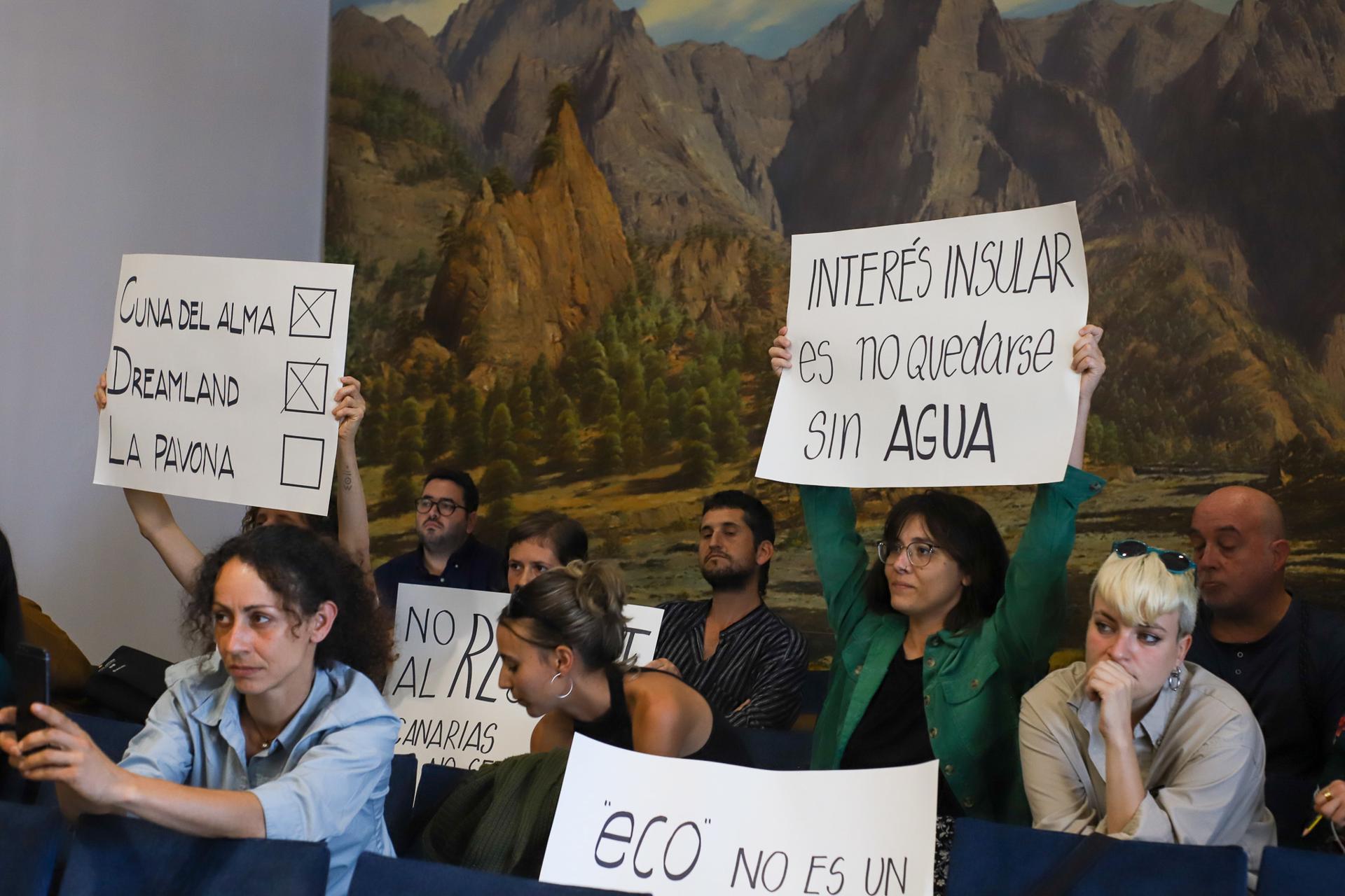 Pleno del Cabildo de La Palma en el que se ha aprobado por unanimidad la declaración de interés insular del "Ecoresort y campo de golf camino La Pavona", las protestas del colectivo Ben Magec-Ecologistas en Acción EFE/Luis G. Morera