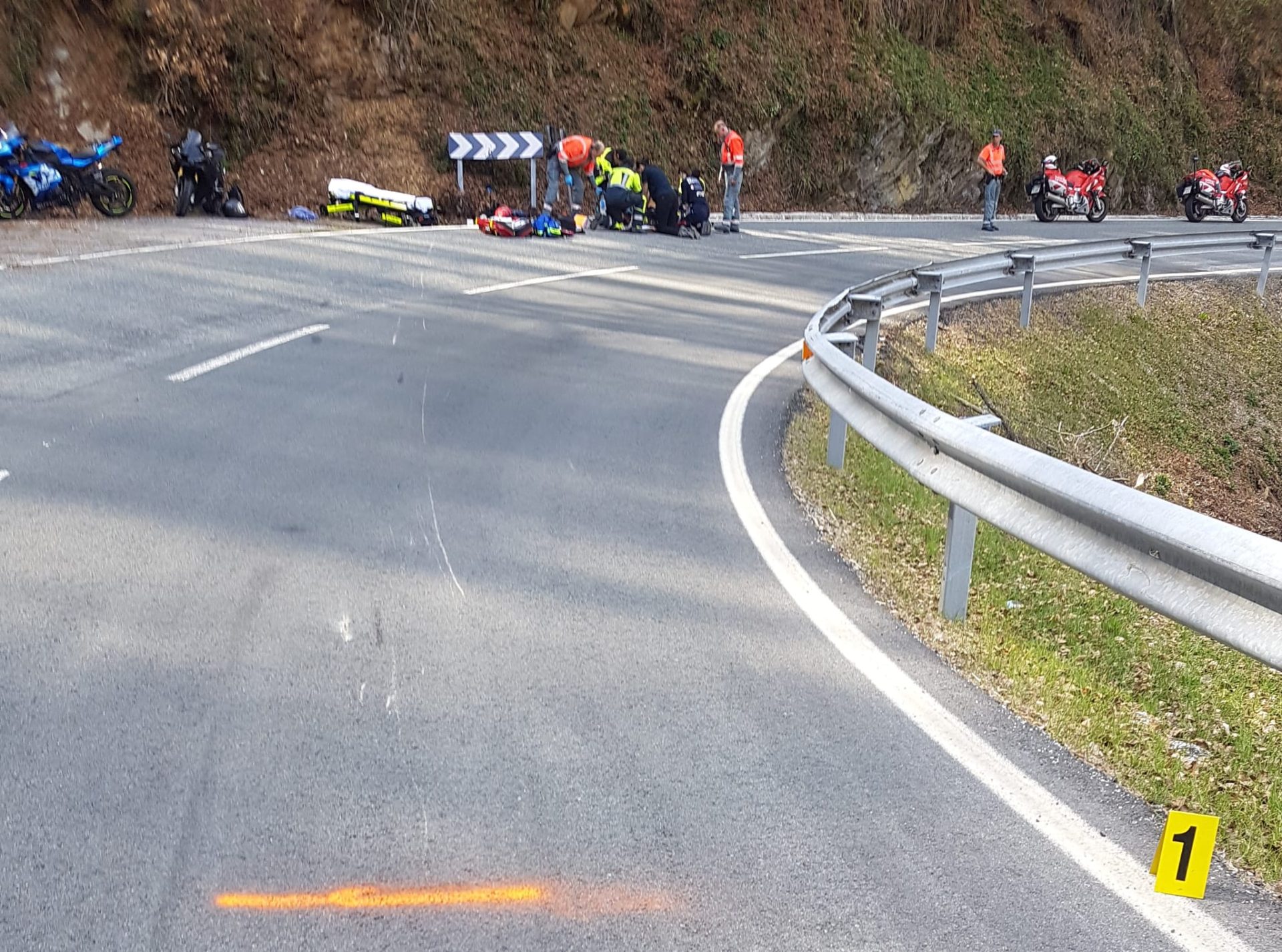Imagen facilitada por la Policía foral del lugar en el que ha fallecido un motorista francés por accidente en Valcarlos
