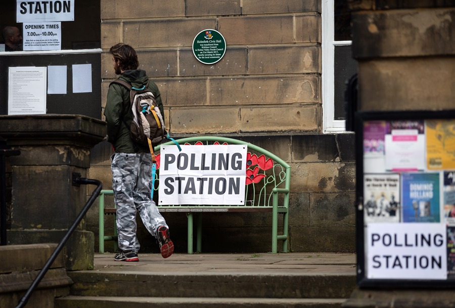 Una persona acude a un colegio electoral en Holmfirth, Gran Bretaña, para participar en las elecciones locales del 4 de mayo celebradas en Inglaterra.
