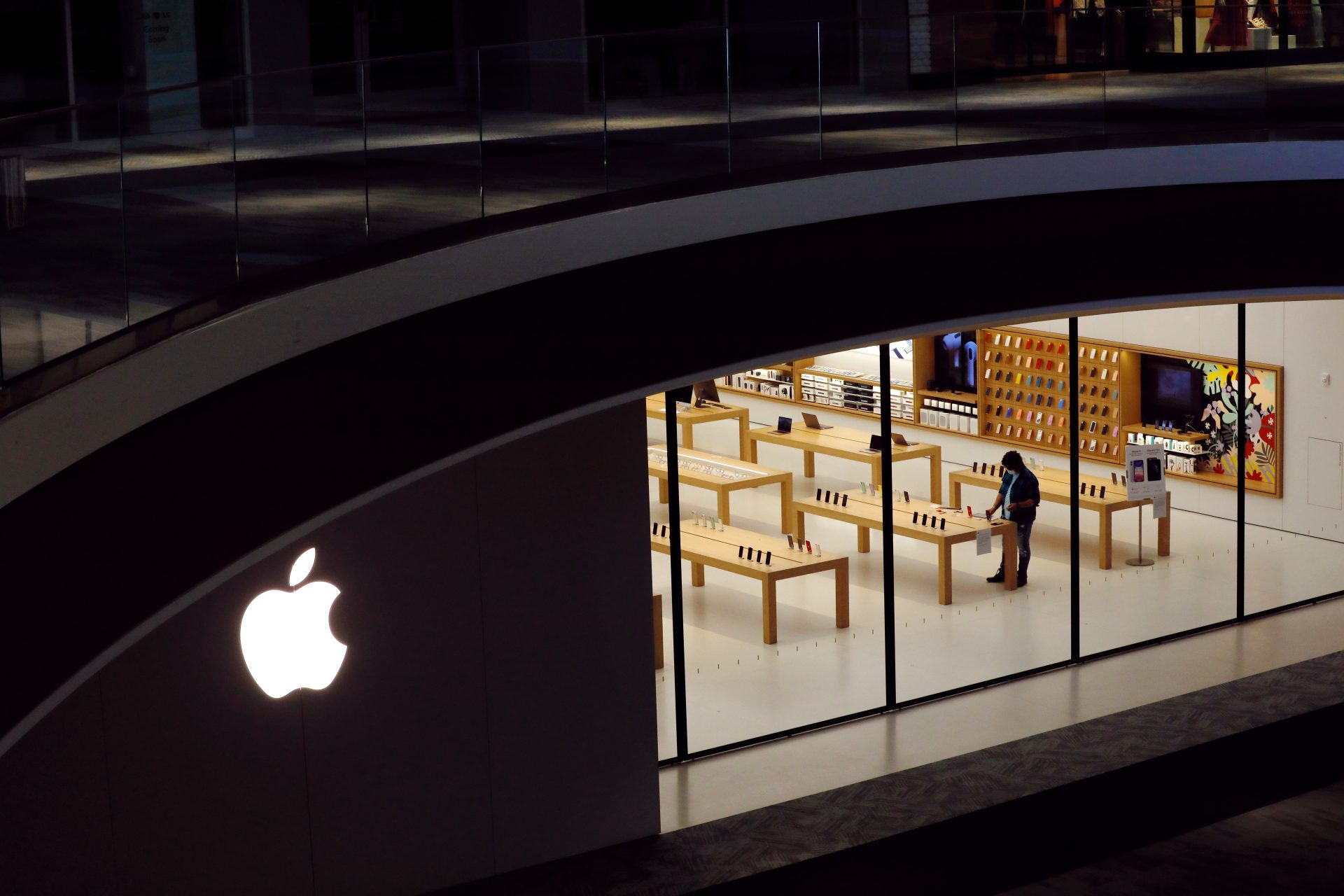 Vista de una tienda de Apple en Norwalk Connecticut, en una fotografía de archivo. EFE/Peter Foley