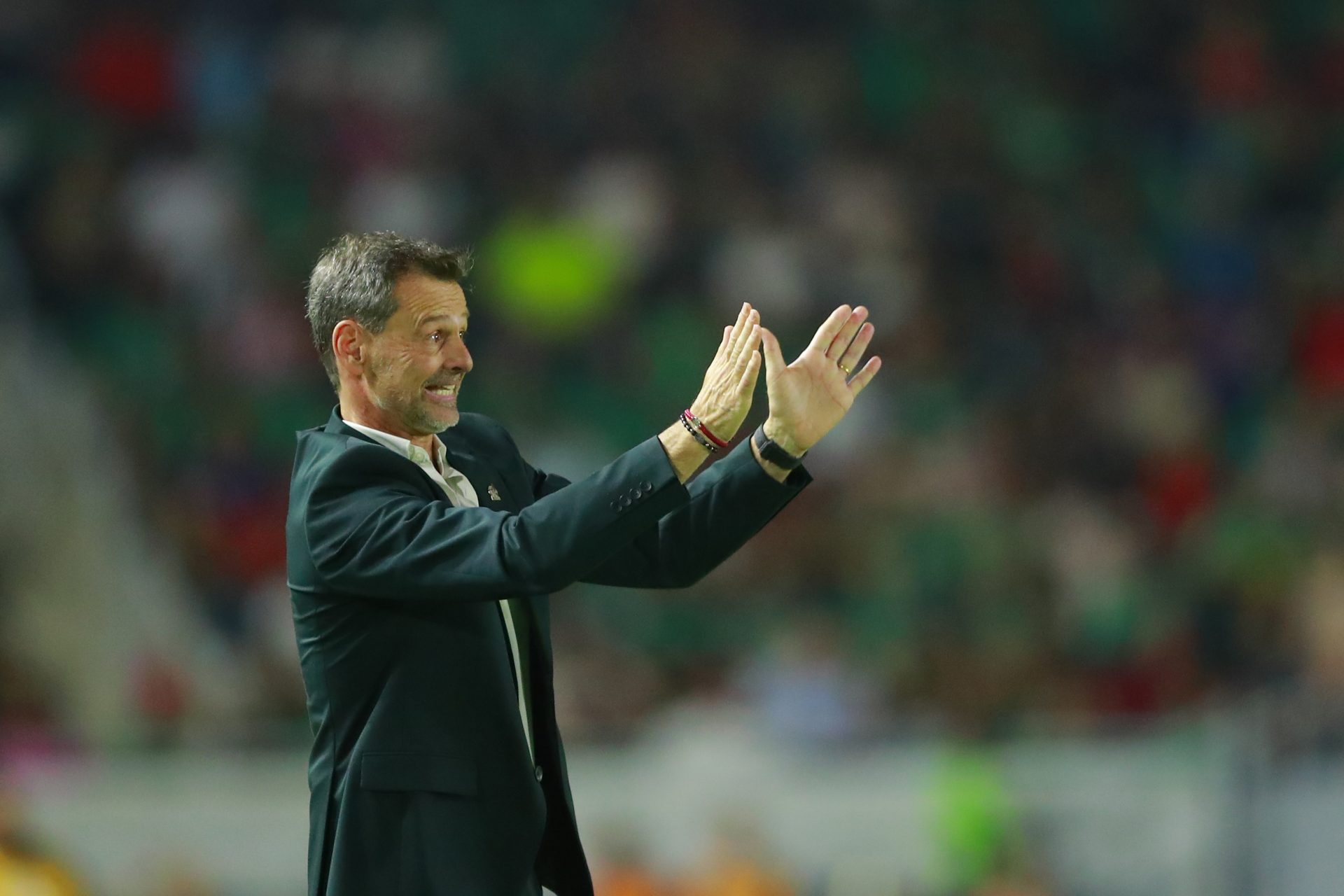 Diego Cocca, entrenador de México, da indicaciones a sus jugadores contra Guatemala, el 7 de junio de 2023. EFE/Francisco Guasco