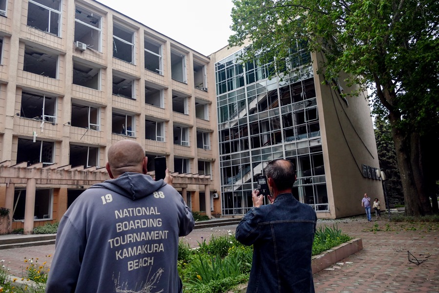 Dos personas observan los daños causados en un edificio tras un ataque ruso en Odesa, Ucrania.