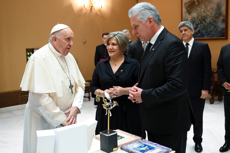 Fotografía cedida por El Vaticano que muestra al Papa Francisco (i) con el presidente cubano Miguel Diaz-Canel (d) y su esposa Lis Cuesta (c), durante su encuentro el martes en la Santa Sede.
