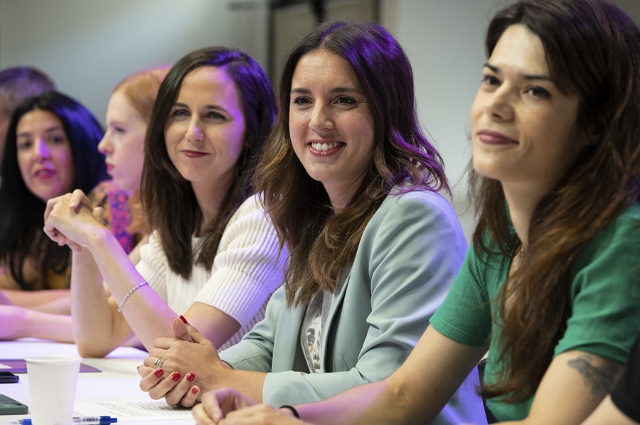 La presidenta del Consejo Ciudadano de Podemos, Ione Belarra, la secretaria Internacional y Relación con Otras Fuerzas, Idoia Villanueva (i), la secretaria de Organización y Formación, Lilith Versrynge (2i), la ministra de Igualdad y secretaria de Acción de Gobierno del partido, Irene Montero (2d), y la portavoz del Partido, Isabel Serra (d), durante la celebración del Consejo Ciudadano de Podemos este sábado en Madrid.