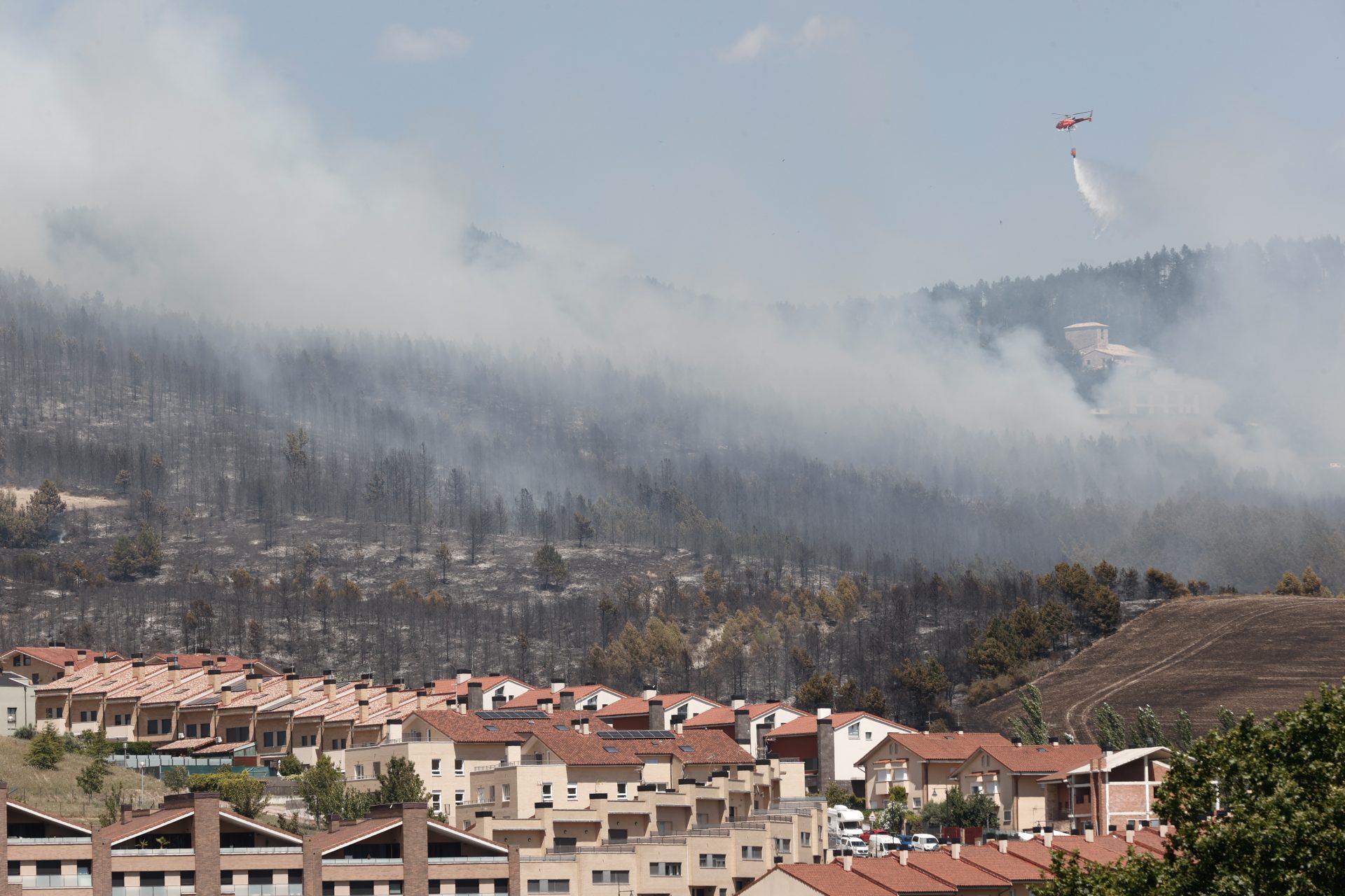 Vista del incendio forestal entre olloki y Alzuza declarado este viernes 14 de julio