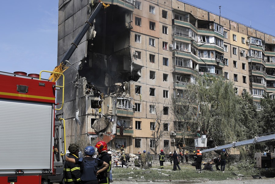 Rescatistas ucranianos trabajan en un edificio residencial dañado tras un bombardeo en la ciudad de Krivi Rig, en el centro de Ucrania.