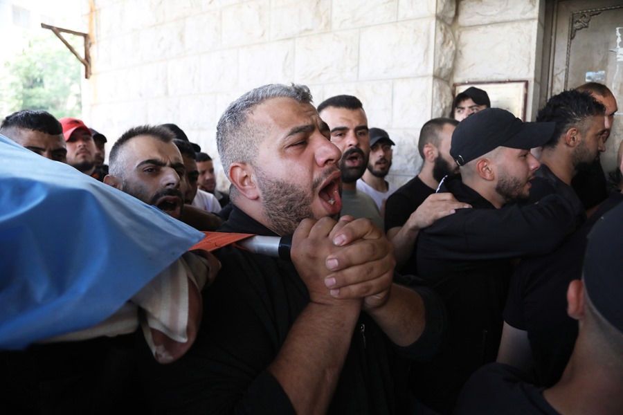 El cuerpo sin vida de uno de los palestinos muertos