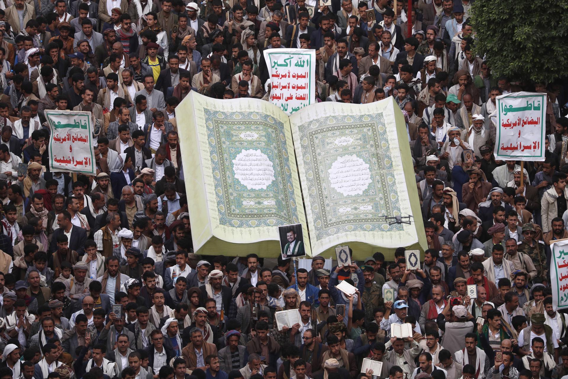 Miles de personas se manifiestan este lunes en la capital de Yemen contra las quemas del Corán en Suecia y Dinamarca.