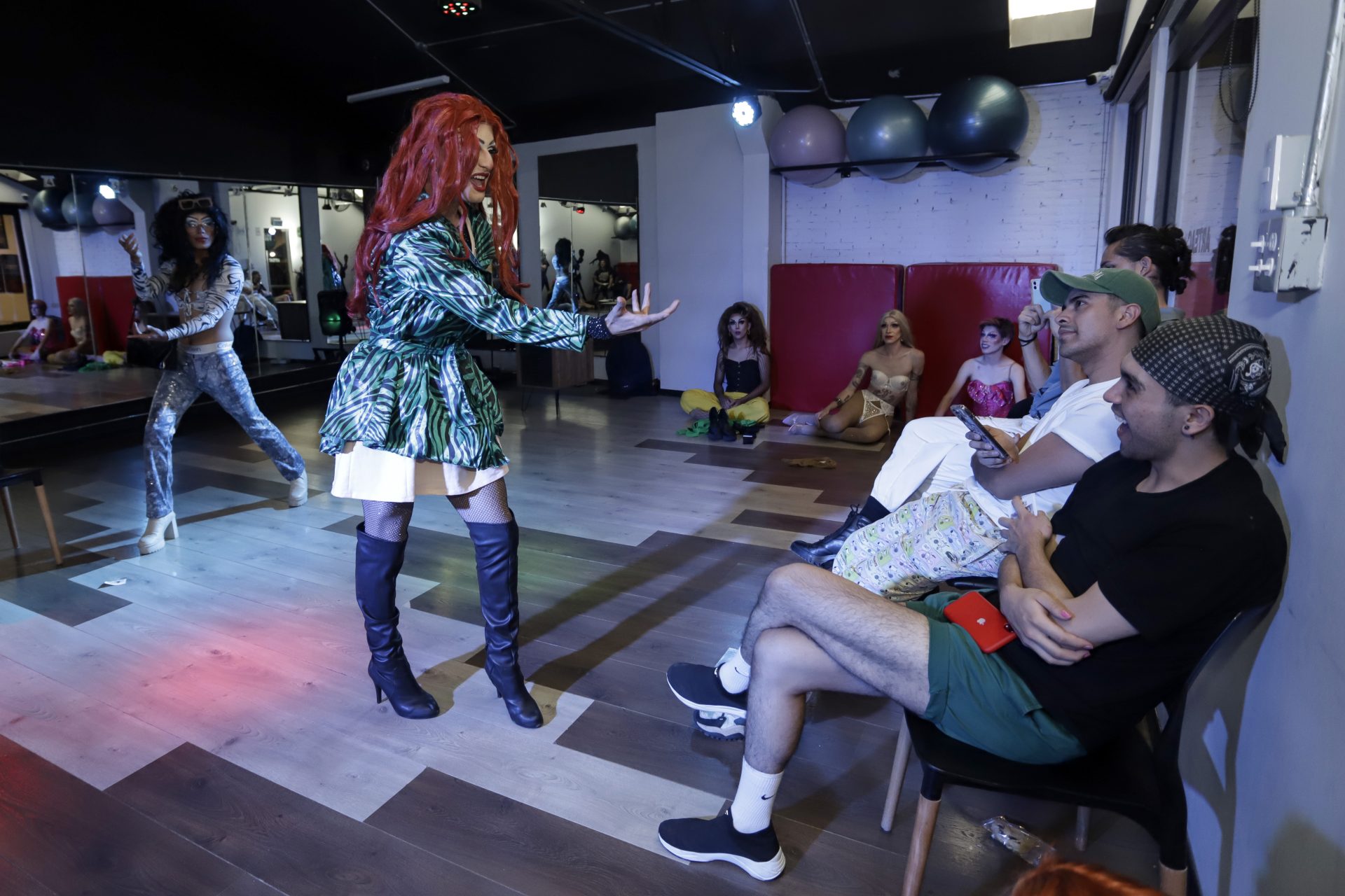 Estudiantes de la escuela de artes ARTEAC participan en un curso sobre las "drag queens", el 29 de julio de 2023, en Puebla (México). EFE/Hilda Ríos