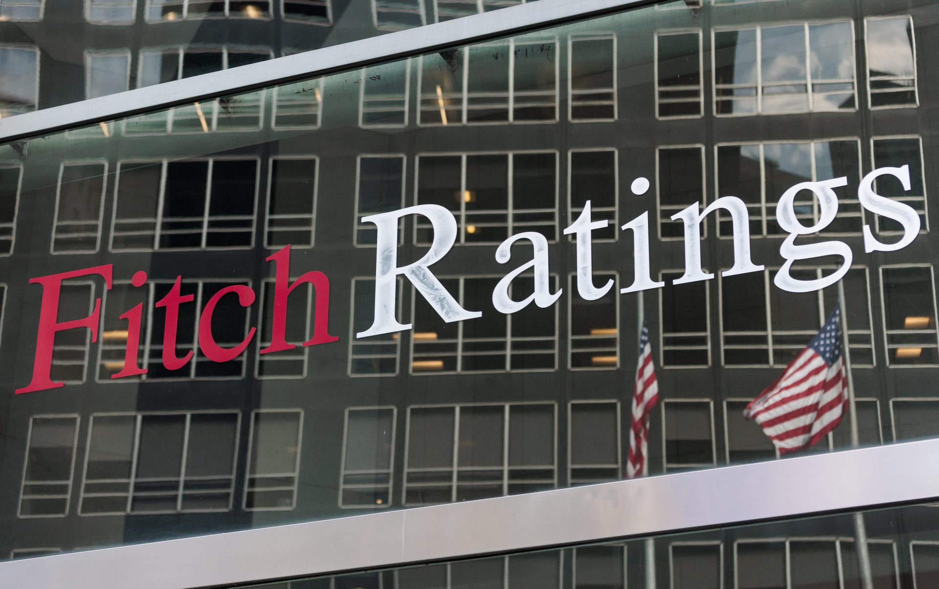 Vista del logo de la calificadora de riesgos Fitch, una de las tres principales agencias del sector, este 2 de agosto de 2023 en su sede en Nueva York (EE.UU.). EFE/Justin Lane