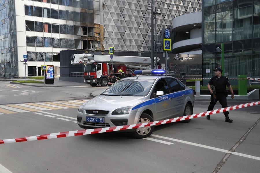 Un cordón policial separa un edificio del centro financiero de Moscú alcanzado por un dron el pasado 30 de julio.