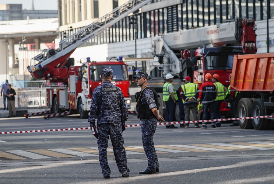 Fotografía de archivo, tomada el pasado 2 de agosto, de militares y bomberos rusos en una zona donde en la que impactó un dron urcaniano, en Moscú