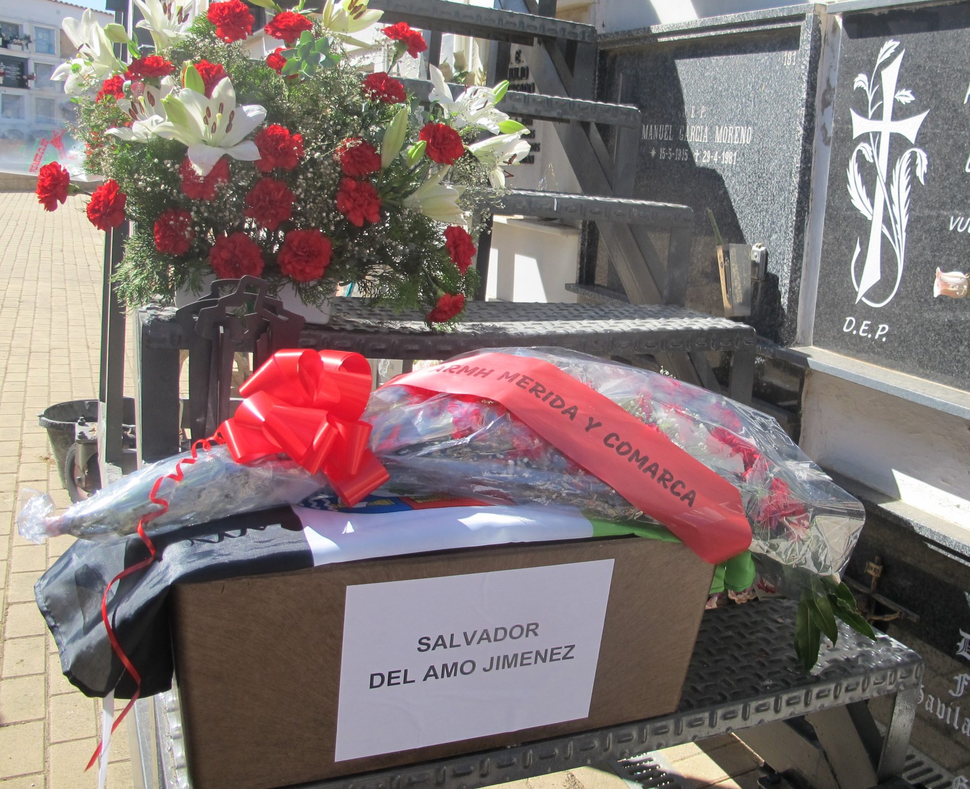 El cementerio de San Juan de Badajoz acoge desde este martes los restos de Salvador del Amo Jiménez, fallecido en 1941 en Orduña (Vizcaya), a cuya cárcel fue trasladado junto a su hermano Manuel por su vinculación con la República, y cuyos restos, como los de su hermano han sido identificados recientemente.