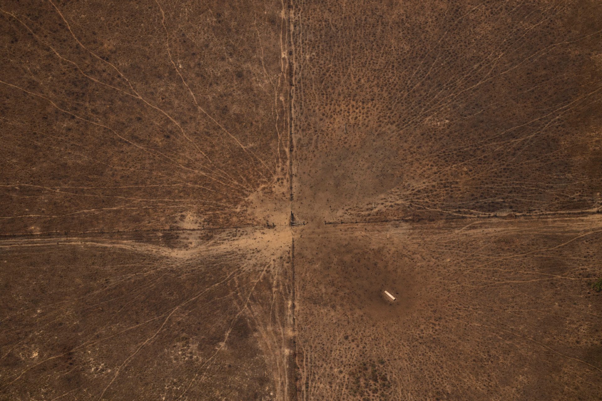Vista aérea de una zona deforestada de la selva amazónica, en Porto Velho, Rondonia (Brasil) con el lado derecho calcinado por los incendios, en una fotografía de archivo. EFE/Joédson Alves
