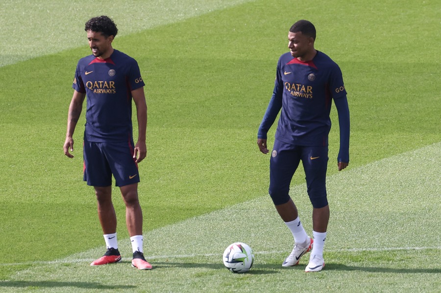 Marquinhos (i) y Kylian Mbappé