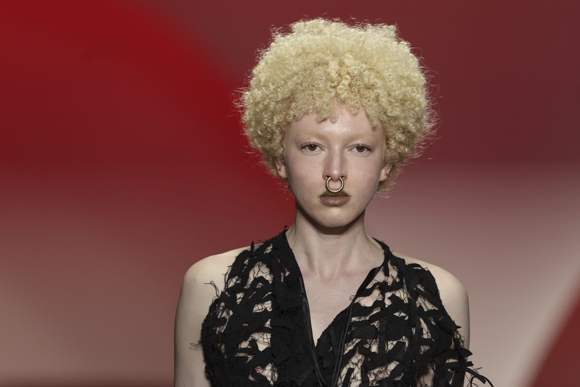 Una modelo lleva un piercing.