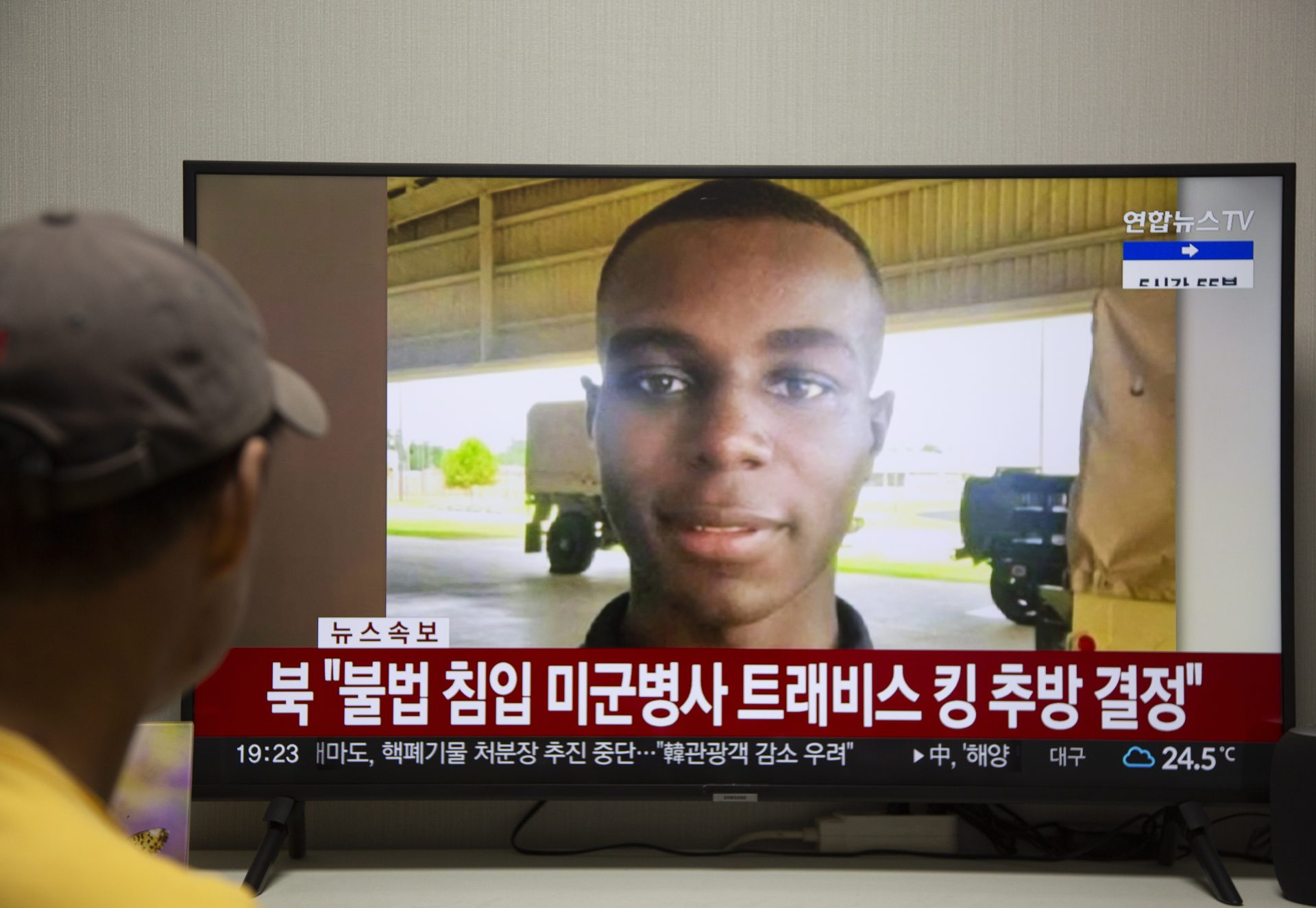 Vista de un noticiero de Corea del Sur en el que se registra, este 27 de septiembre de 2023, la imagen del soldado estadounidense Travis King, que se encontraba en Corea del Norte. EFE/Jeon Heon-Kyun