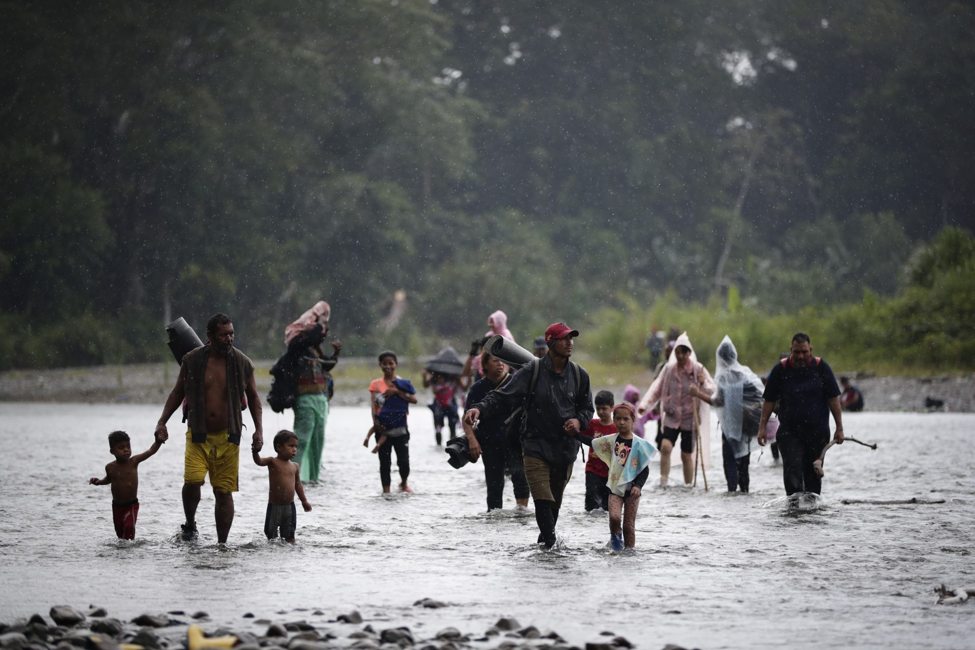Migrantes cruzan el río Turquesa, el 14 de septiembre de 2023 en Darién (Panamá). EFE/ Bienvenido Velasco