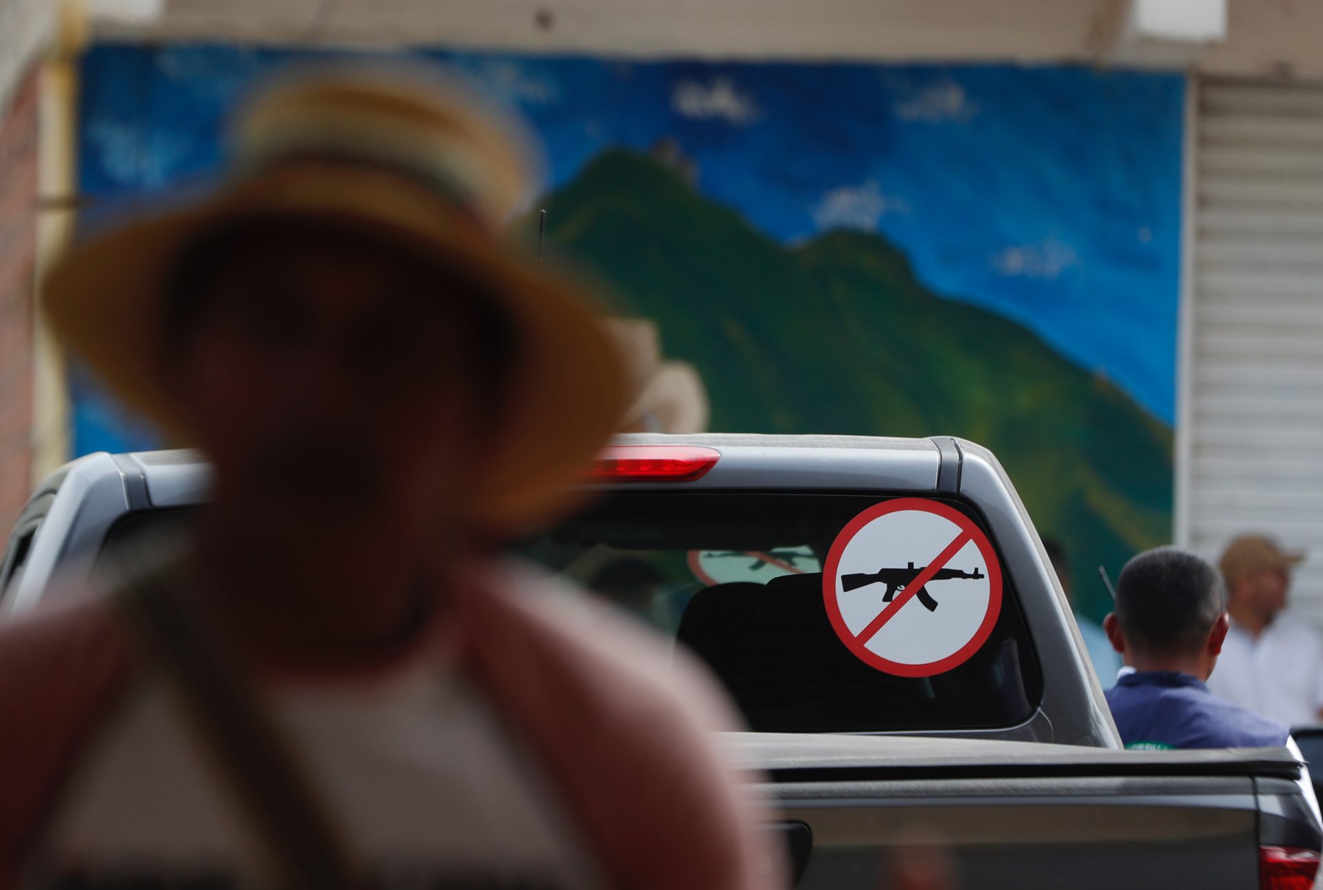 Fotografía de un sticker de prohibidas las armas, el 19 de septiembre de 2023, en la vereda Playa Rica, en el municipio de Suárez (Colombia). EFE/Ernesto Guzmán