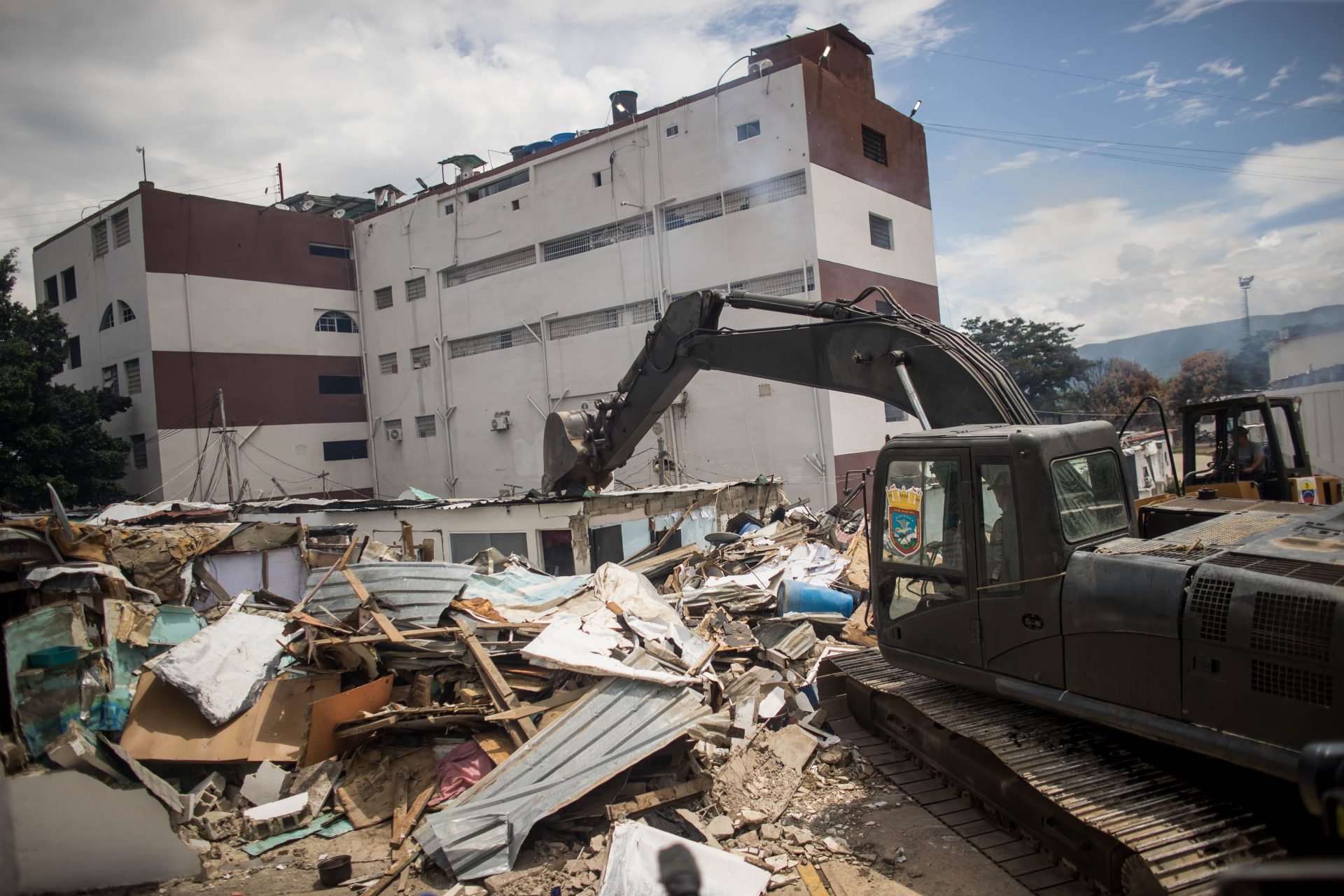 Fotografía que muestra militares mientras realizan trabajos de demolición en un operativo en el centro penitenciario Tocorón, el 23 de septiembre de 2023, en Tocorón (Venezuela). EFE/Miguel Gutiérrez