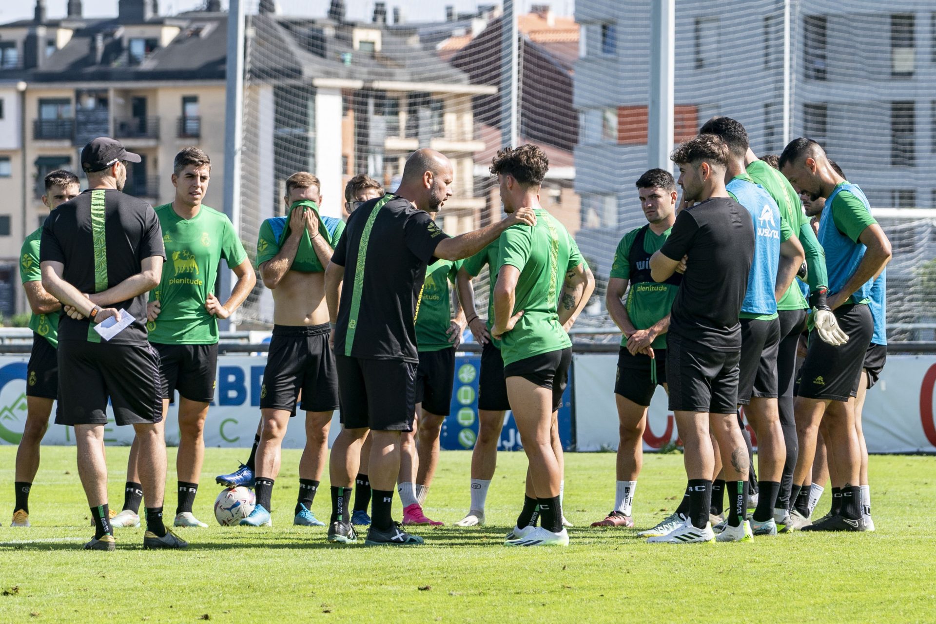 Entrenamiento del Racing de Santander este jueves, antes de su partido de LaLiga contra el Real Zaragoza. EFE/ Román G. Aguilera.