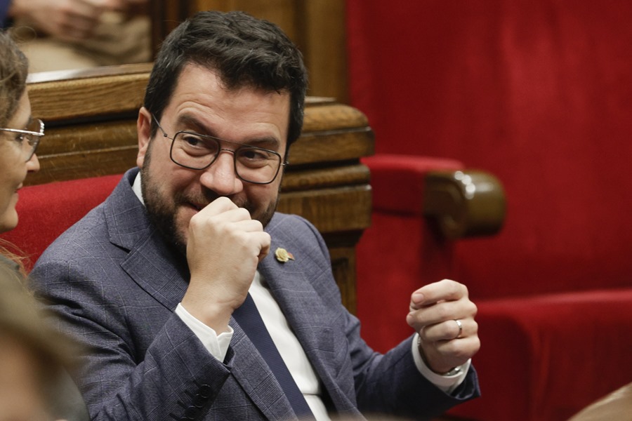 ERC y Junts redoblan su presión a Sánchez aprobando en el Parlament su propuesta para un referéndum