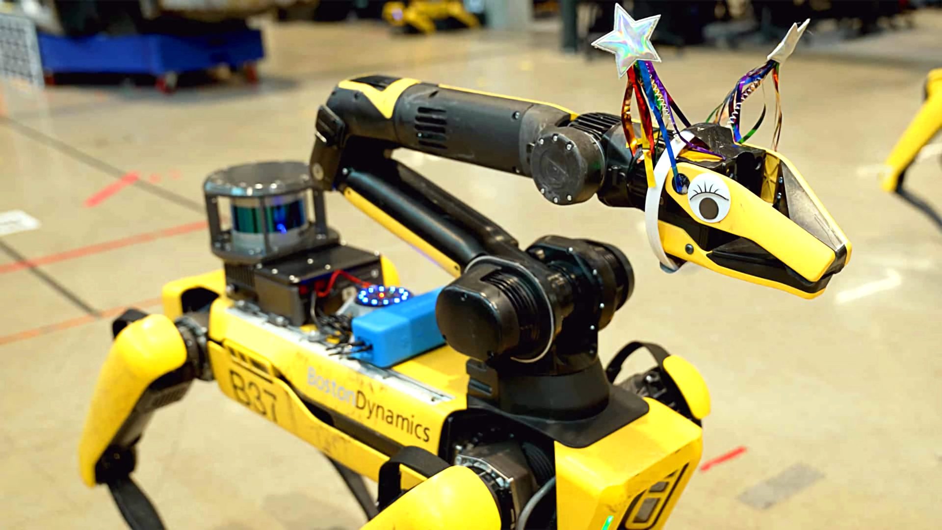 Fotografía cedida por Boston Dynamics donde se muestra su perro robot, Spot, que el ejército y la policía ya usan, que ahora integra la API ChatGPT de OpenAI, junto con algunos modelos de lenguaje grande (LLM) de código abierto para entrenar cuidadosamente sus respuestas. EFE/Boston Dynamics