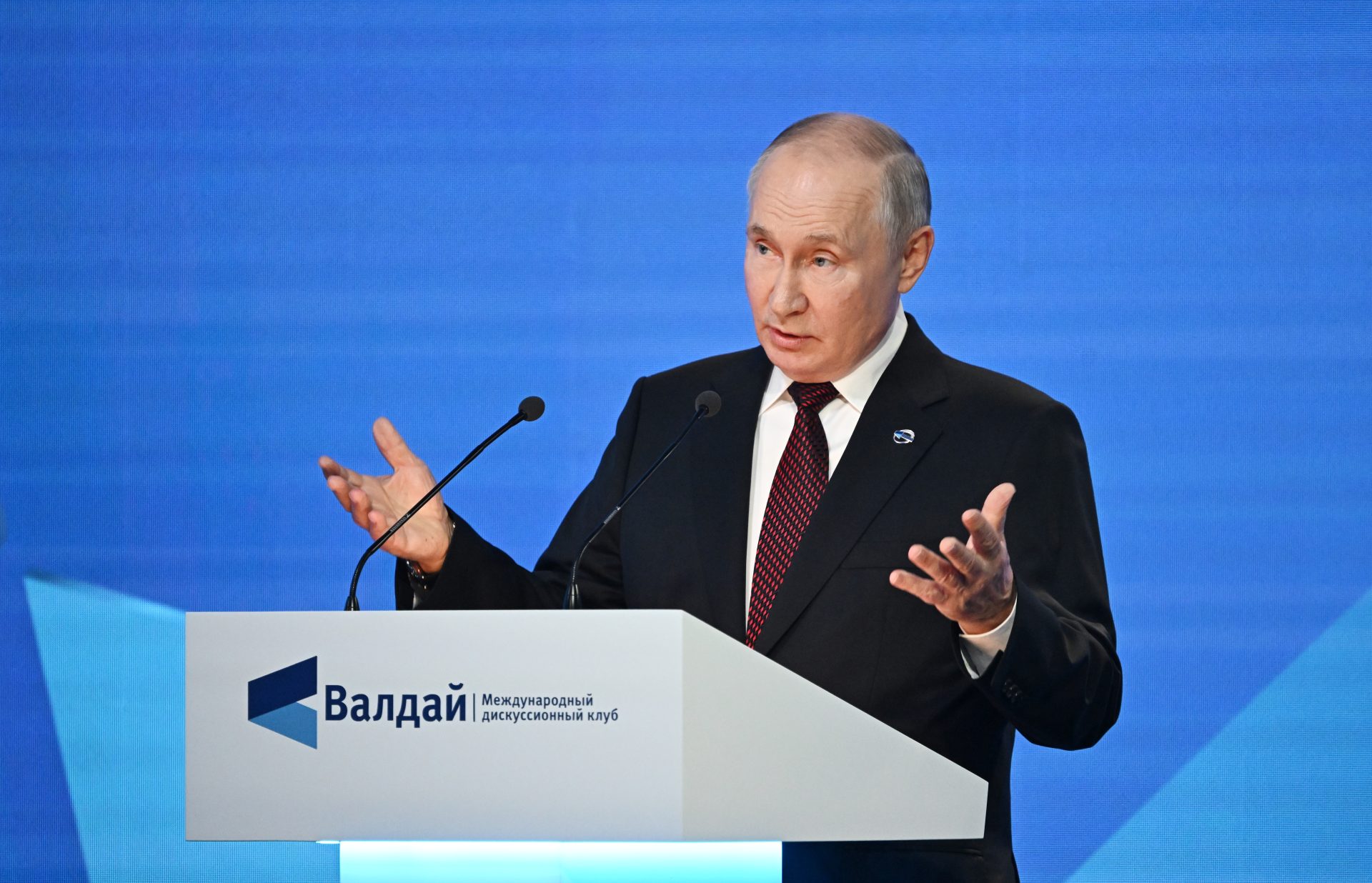 El presidente ruso Vladimir Putin asiste a una sesión plenaria.