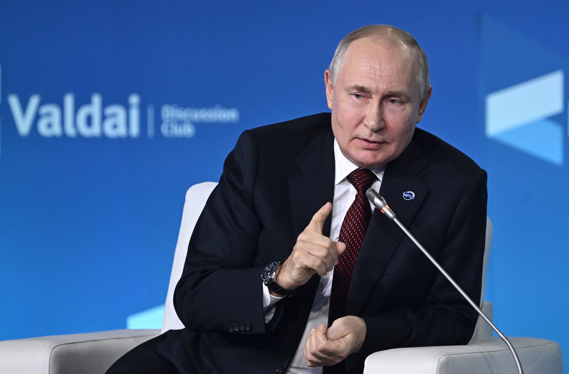 El presidente ruso Vladimir Putin asiste a una sesión plenaria.