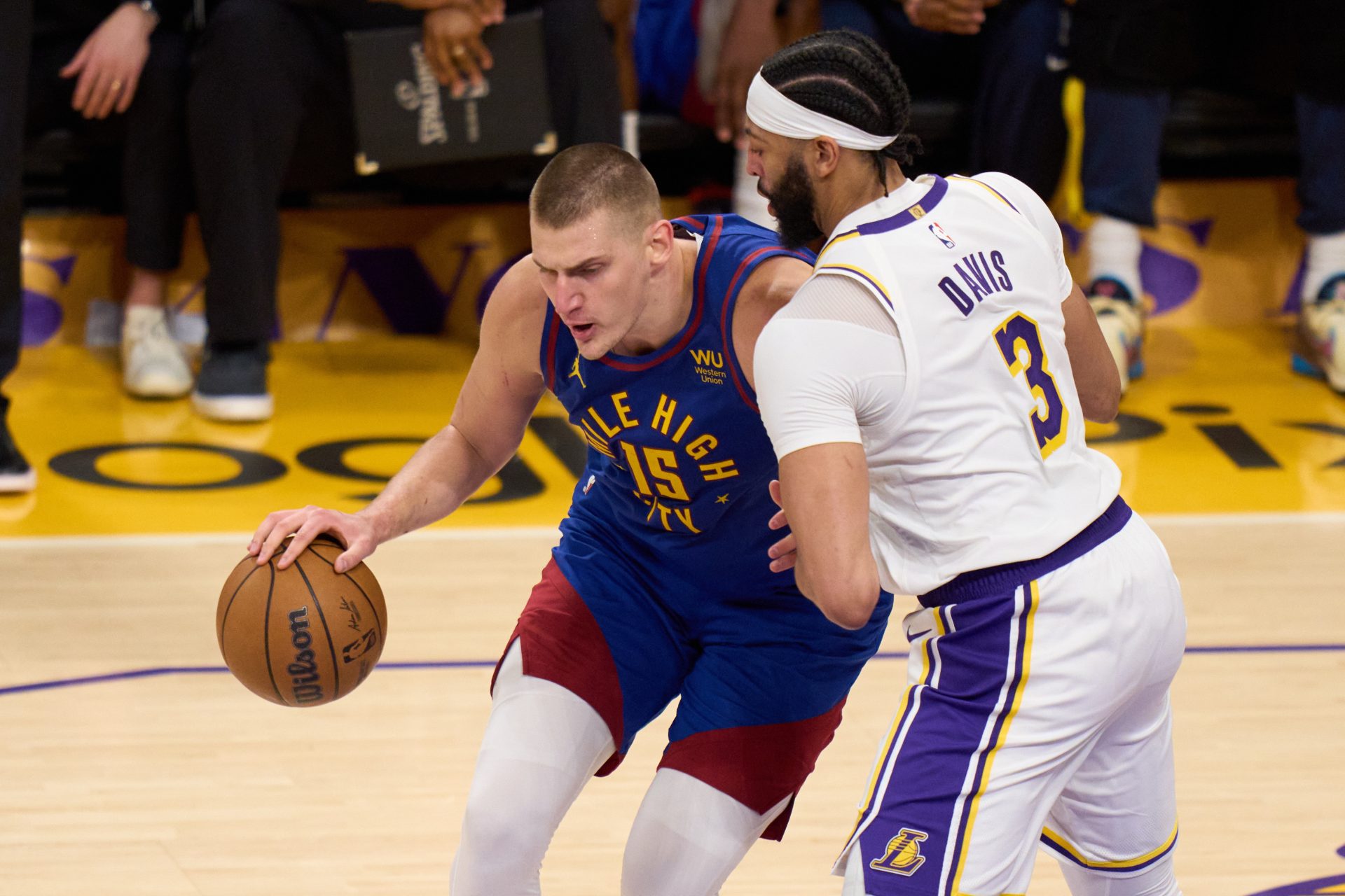 El jugador de los Denver Nuggets Nikola Jokic (i) disputa un balón con su rival Anthony Davis, de Los Angeles Lakers, durante un partido de la NBA, en una fotografía de archivo. EFE/ Allison Dinner