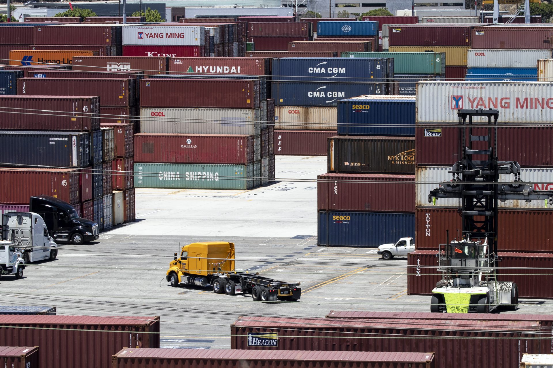 Vista de contenedores en el puerto comercial de Los Ángeles (EE.UU.), uno de los principales centros de exportaciones del país, en una fotografía de archivo. EFE/ Etienne Laurent