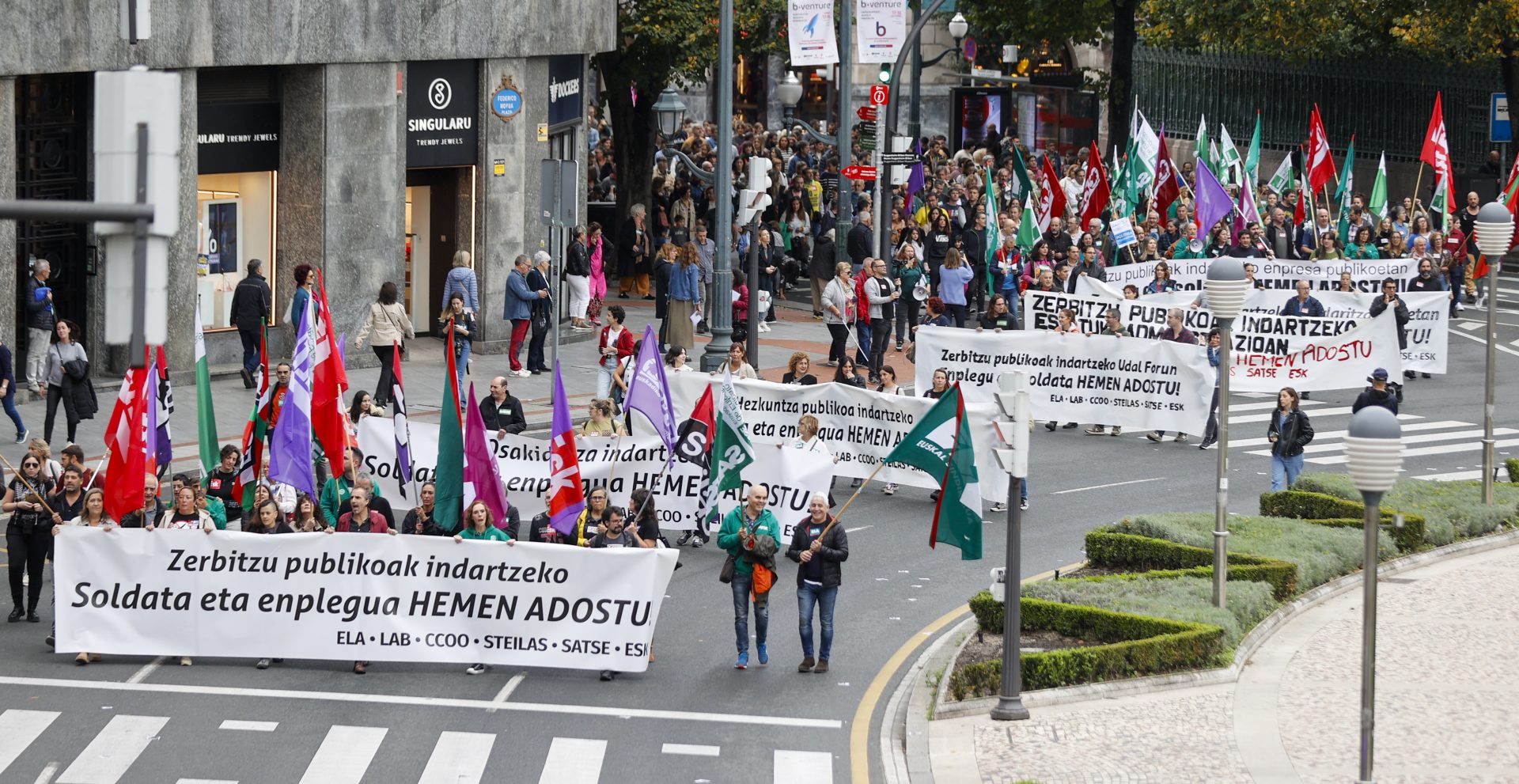 Un momento de la manifestación donde miles de trabajadores se han manifestado este miércoles en las tres capitales vascas durante la jornada de huelga en el sector público vasco, que los sindicatos han considerado un "éxito", al obtener un seguimiento muy amplio en algunos ámbitos, según han asegurado. EFE/Luis Tejido