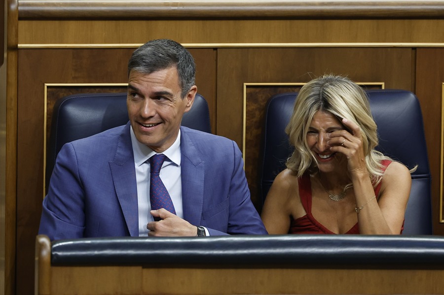 Pedro Sánchez (i) y Yolanda Díaz (d) conversan en el Congreso de los Diputados.