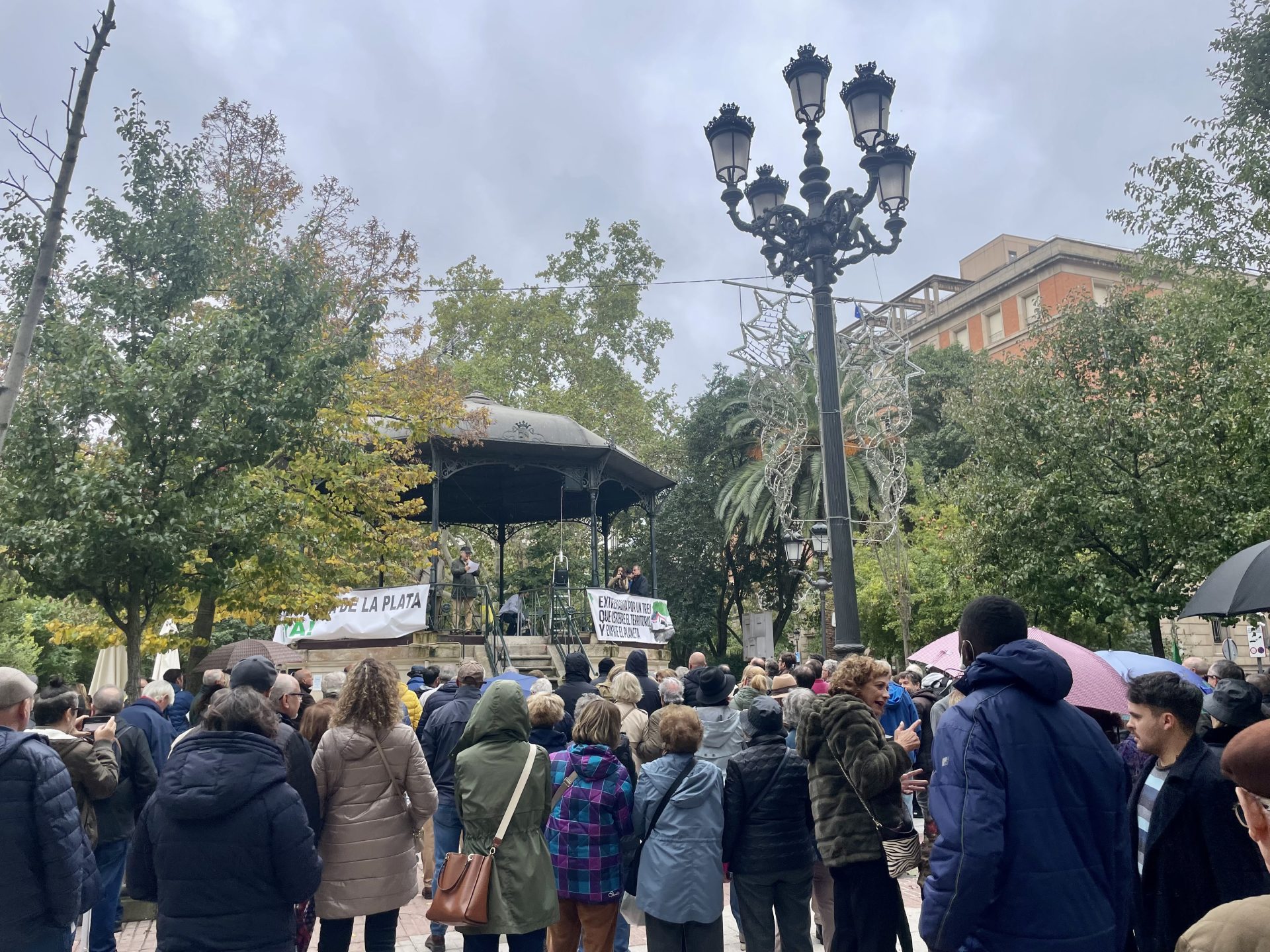 Concentración en el Paseo de Cánovas de Cáceres. EFE/EDUARDO VILLANUEVA