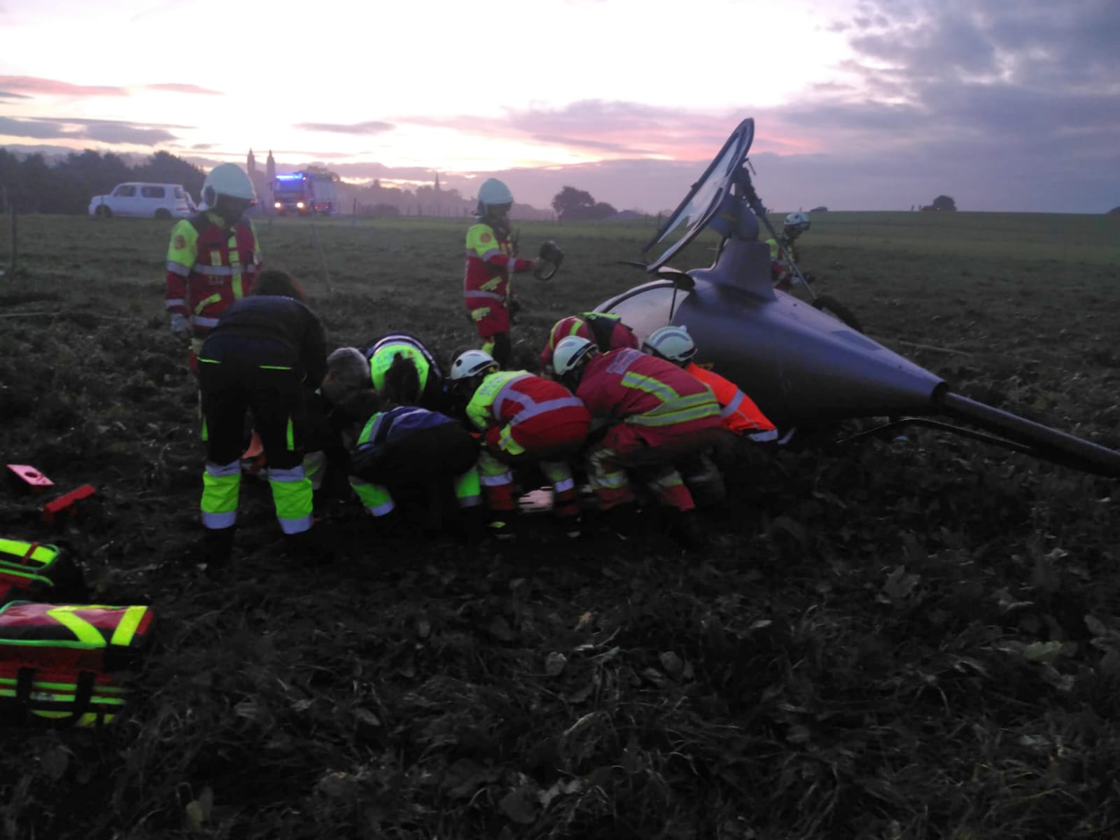Dos hombres resultan heridos al estrellarse un helicóptero en un campo de vuelo de Cóbreces. EFE/112