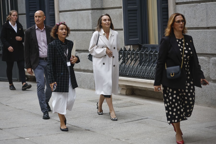 La portavos del Partido Popular en el Congreso, Cuca Gamarra (2d), a su llegada al Congreso