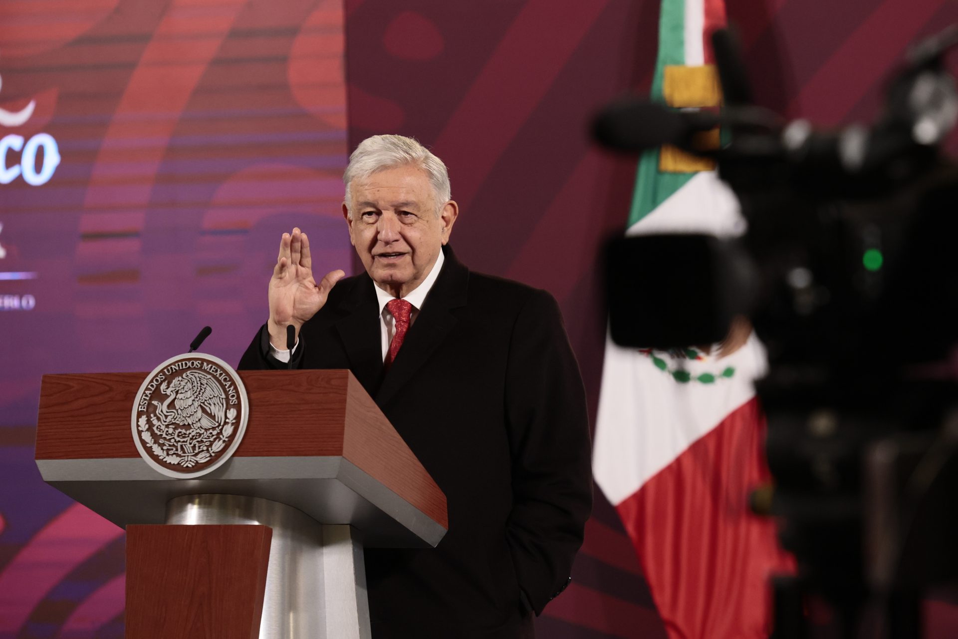 El presidente de México, Andrés Manuel López Obrador, habla durante su rueda de prensa diaria hoy, en el Palacio Nacional de la Ciudad de México (México). EFE/José Méndez