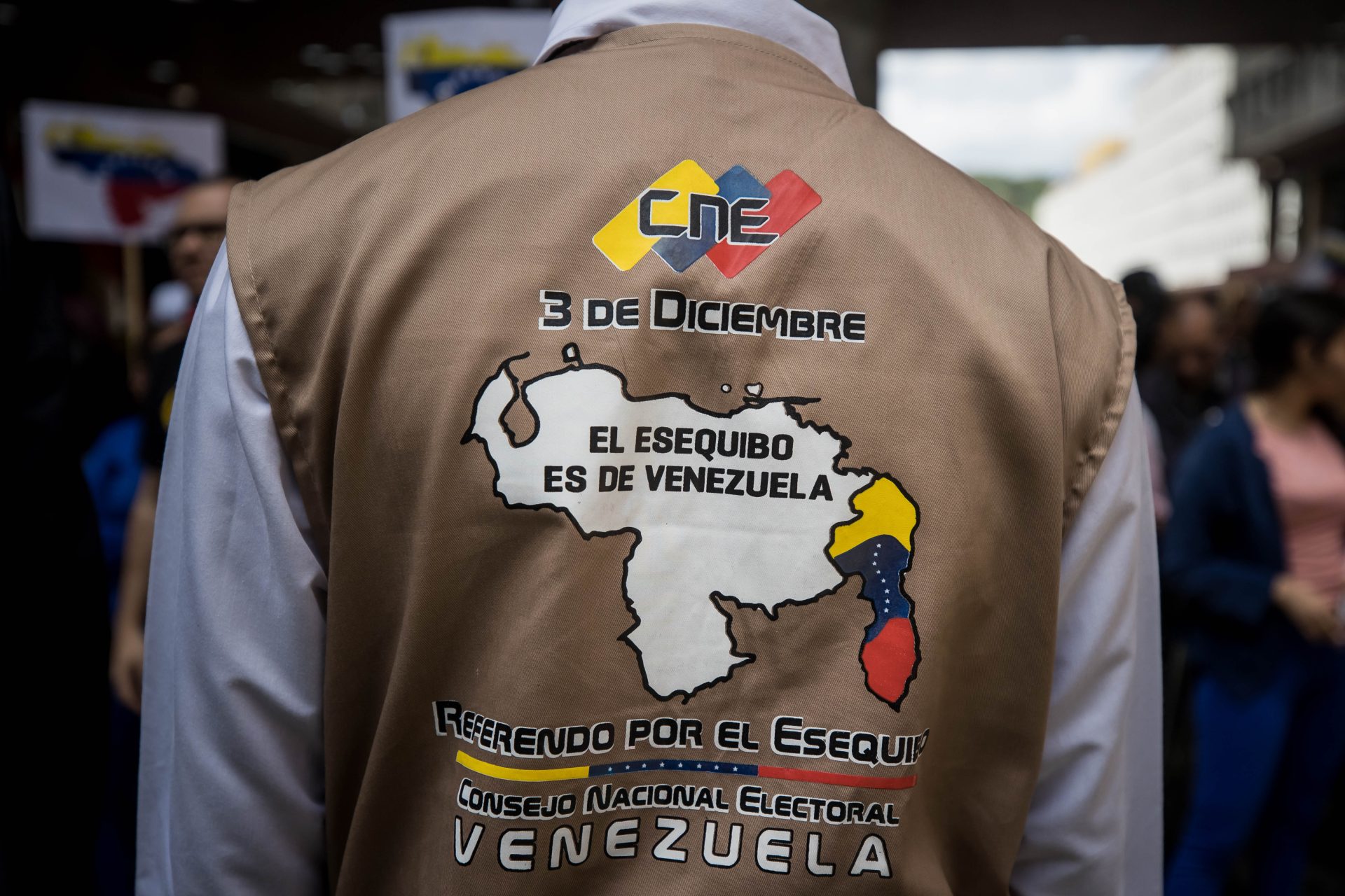 Personas apoyan el referéndum consultivo por la zona en reclamación de El Esequivo, el 10 de noviembre del 2023, en Caracas (Venezuela). EFE/ Miguel Gutierrez