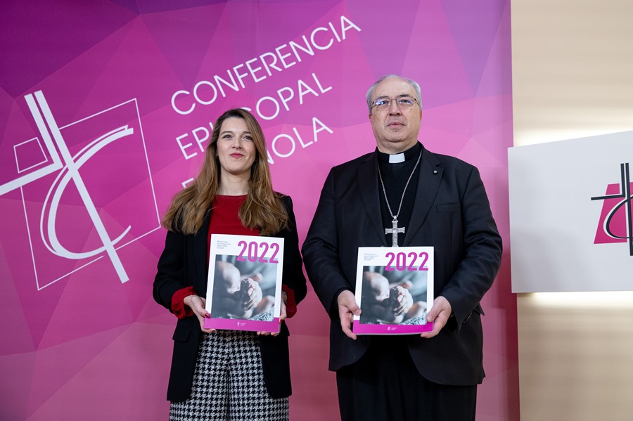 El secretario general de la Conferencia Episcopal Española, César García Magán junto a la directora de la oficina de Transparencia, Ester Martín