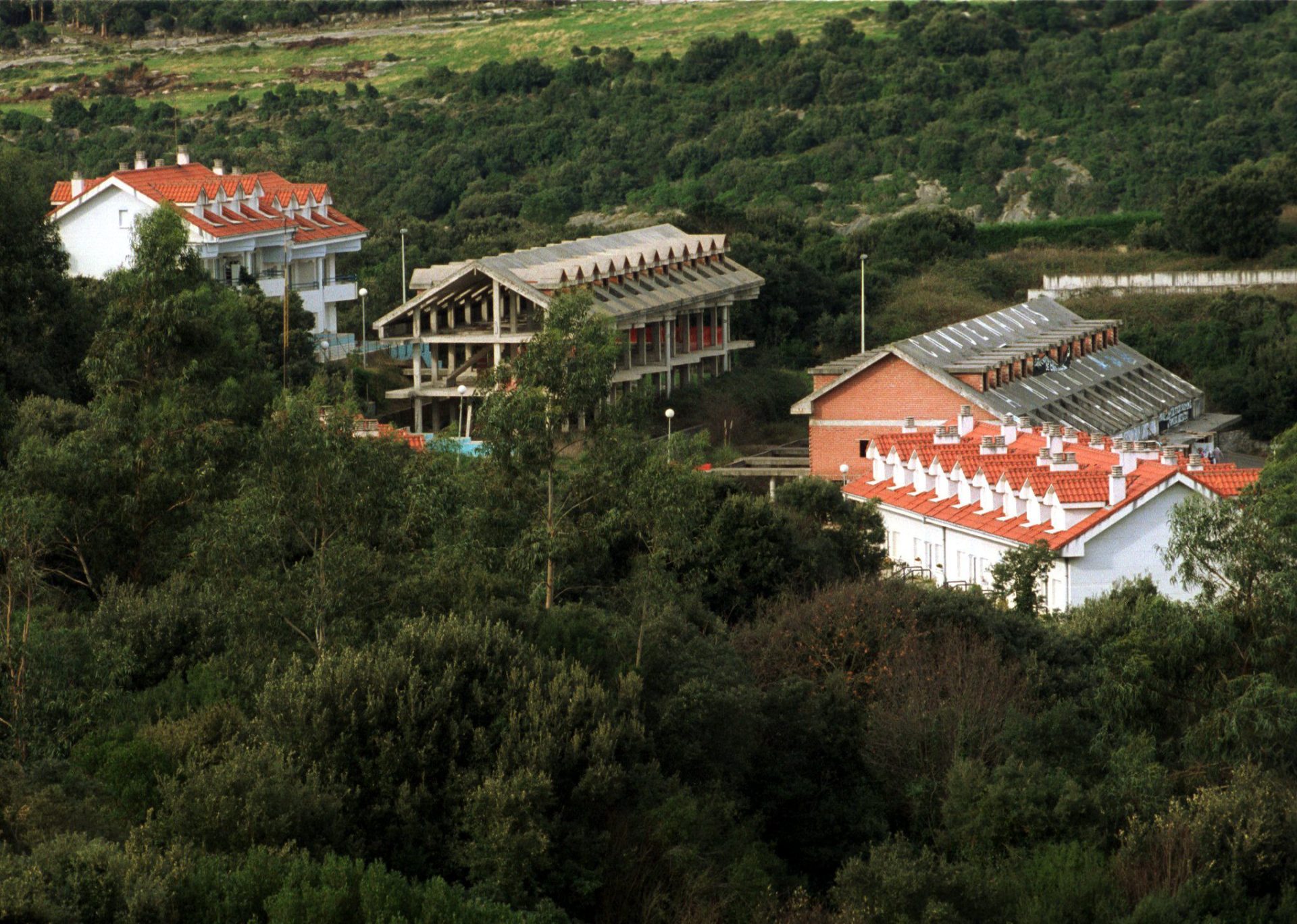 Imagen de los apartamentos en construcción de la playa de La Arena (Arnuero), urbanización pionera en recibir una orden de demolición de la Justicia, en 1992. EFE/Archivo