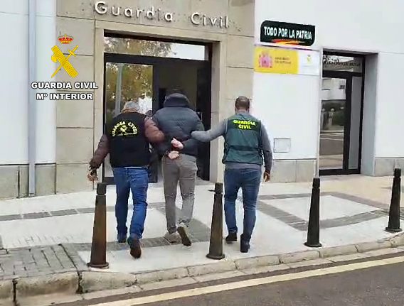 La Guardia Civil ha detenido a un vecino de la localidad de Calamonte (Badajoz) como presunto autor del homicidio doloso de un varón, vecino del municipio de Cala (Huelva), que fue encontrado malherido en la plaza del municipio pacense el 16 de diciembre y que falleció finalmente el pasado miércoles.